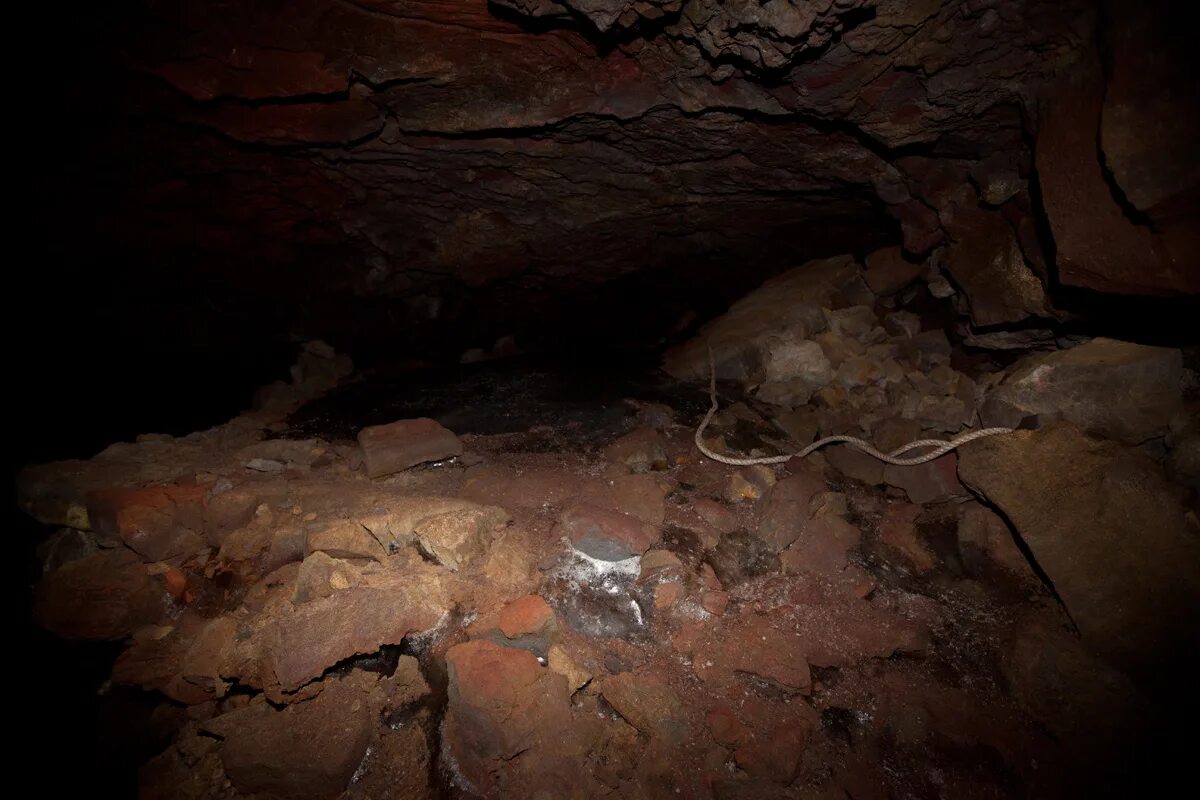 Пещеры закрытые. Навинахеви пещера навенахеви. Пещера куэва-дель-арко. Пещера авангард. Сьяновские пещеры-каменоломни.