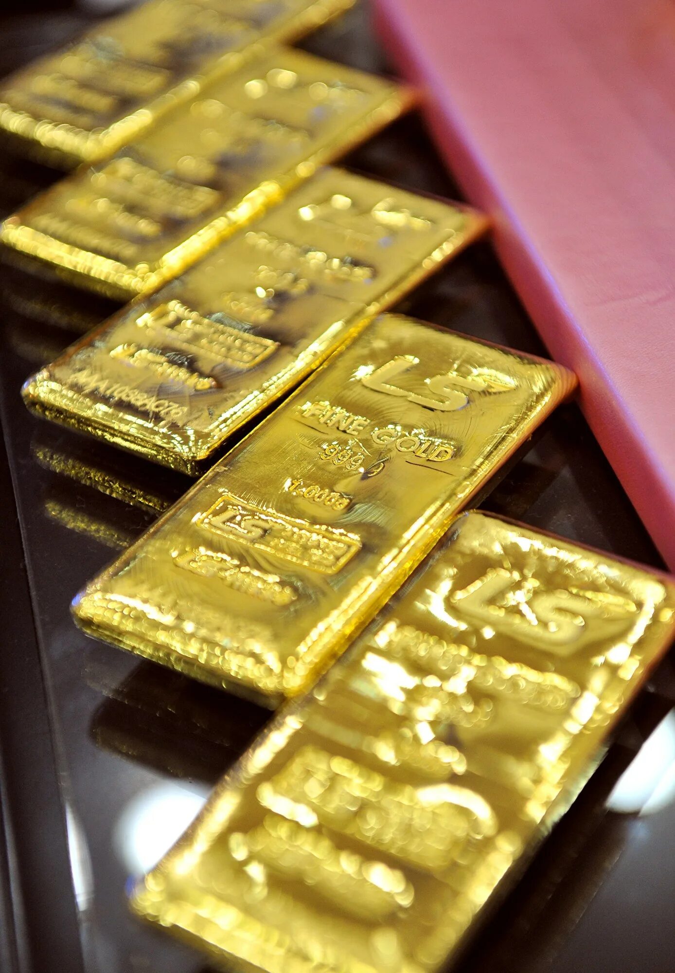 Как делается золотая. Краска золотая. Поталь сусальное золото. Поталь apl23221. Лист сусального золота.