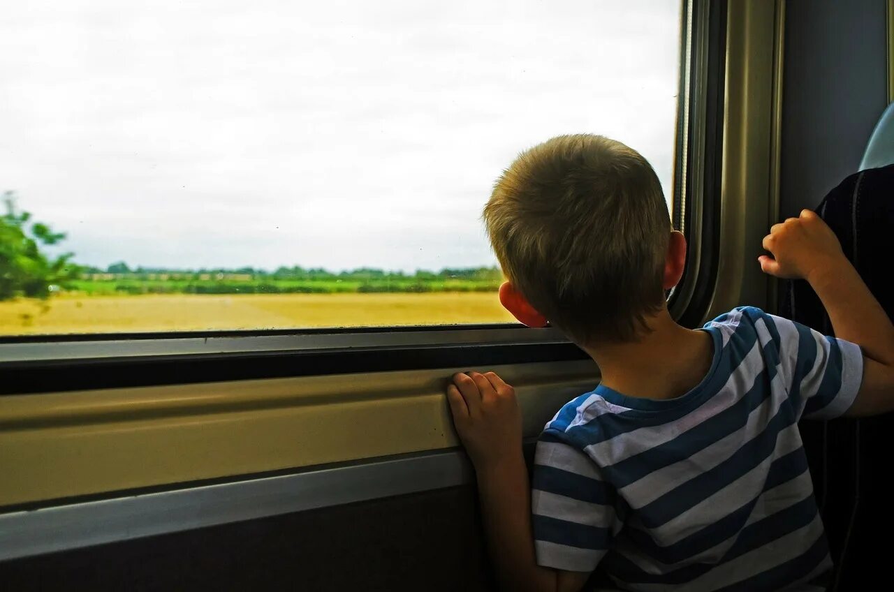 Мальчики поезд с мамой. Дети в электричке. Окно поезда. Поезда для детей. Про поезда для мальчиков.