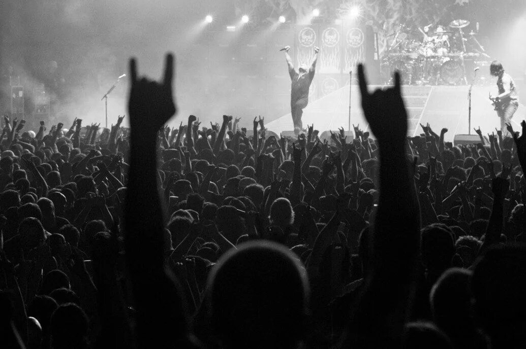 Музыка снизу. Рок концерт. Толпа на концерте. Рок концерт толпа. Толпа людей на концерте.