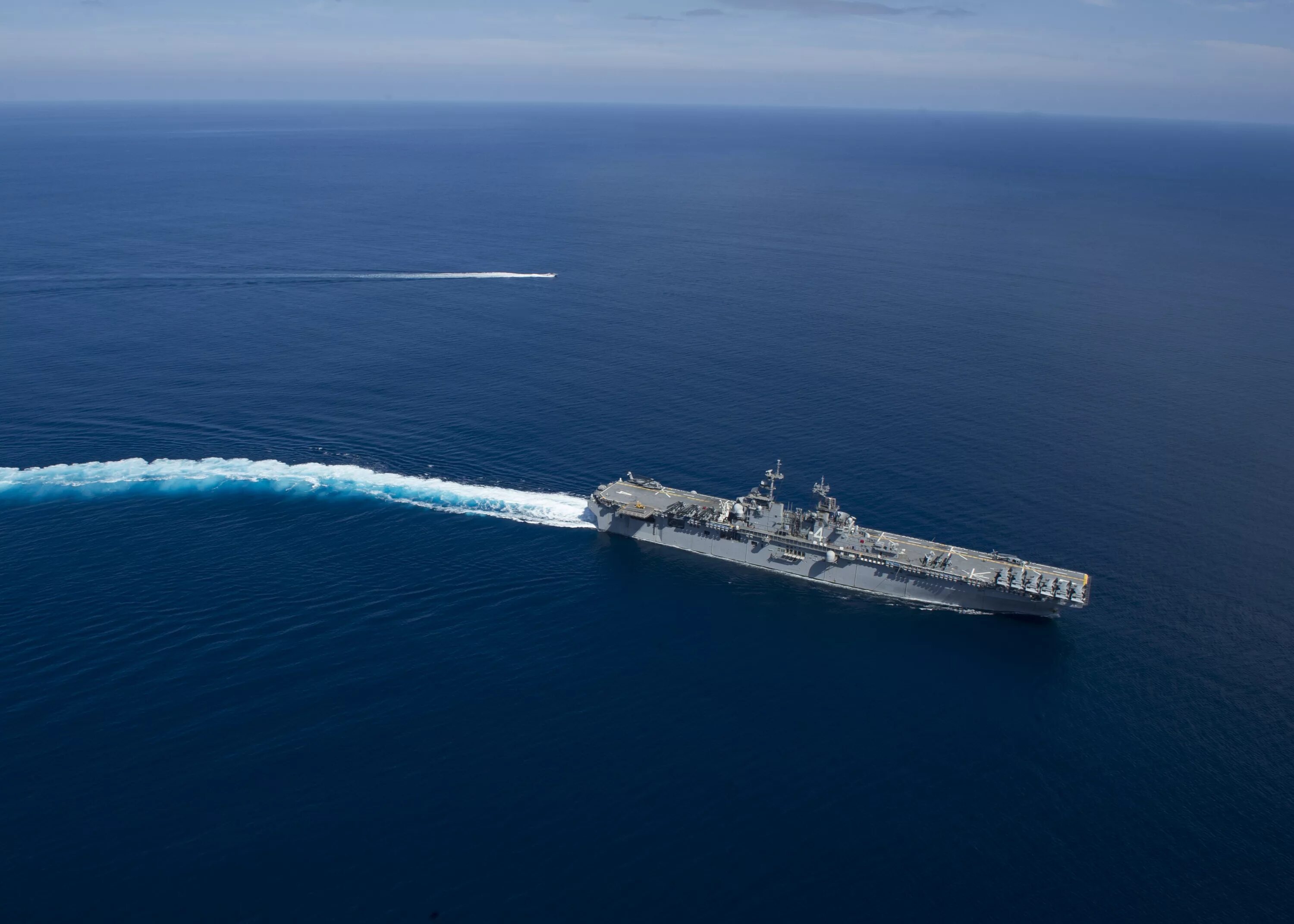 Корабль океанов. Корабль uss boxer lhd-4. морские суда в тихом океане. авианосец ocean. авианосец на горизонте.