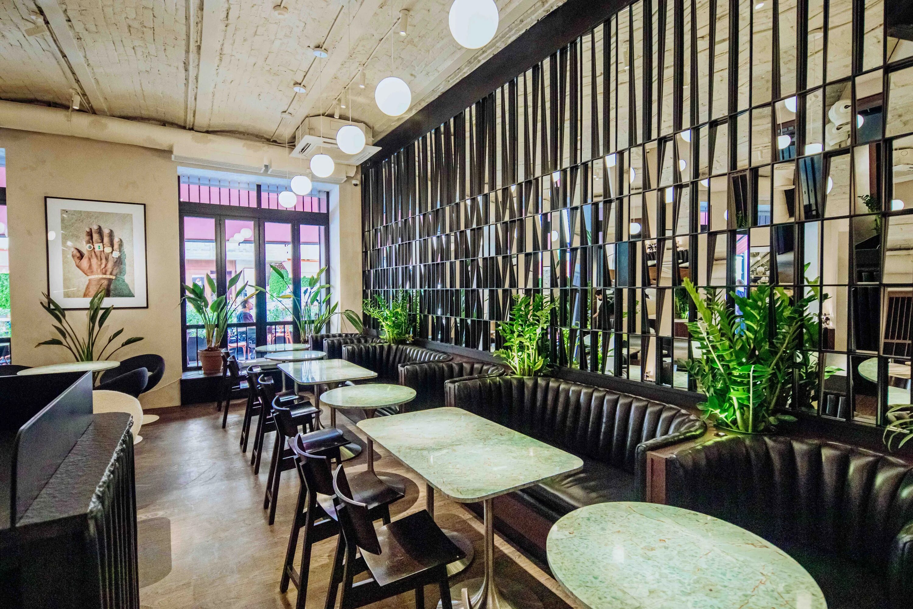 Mo friends bar dining. Mo friends bar & dining, москва. Френдс бар алматы. Mo friends bar dining петровские линии. Mo friends bar & dining петровка, 20/1.