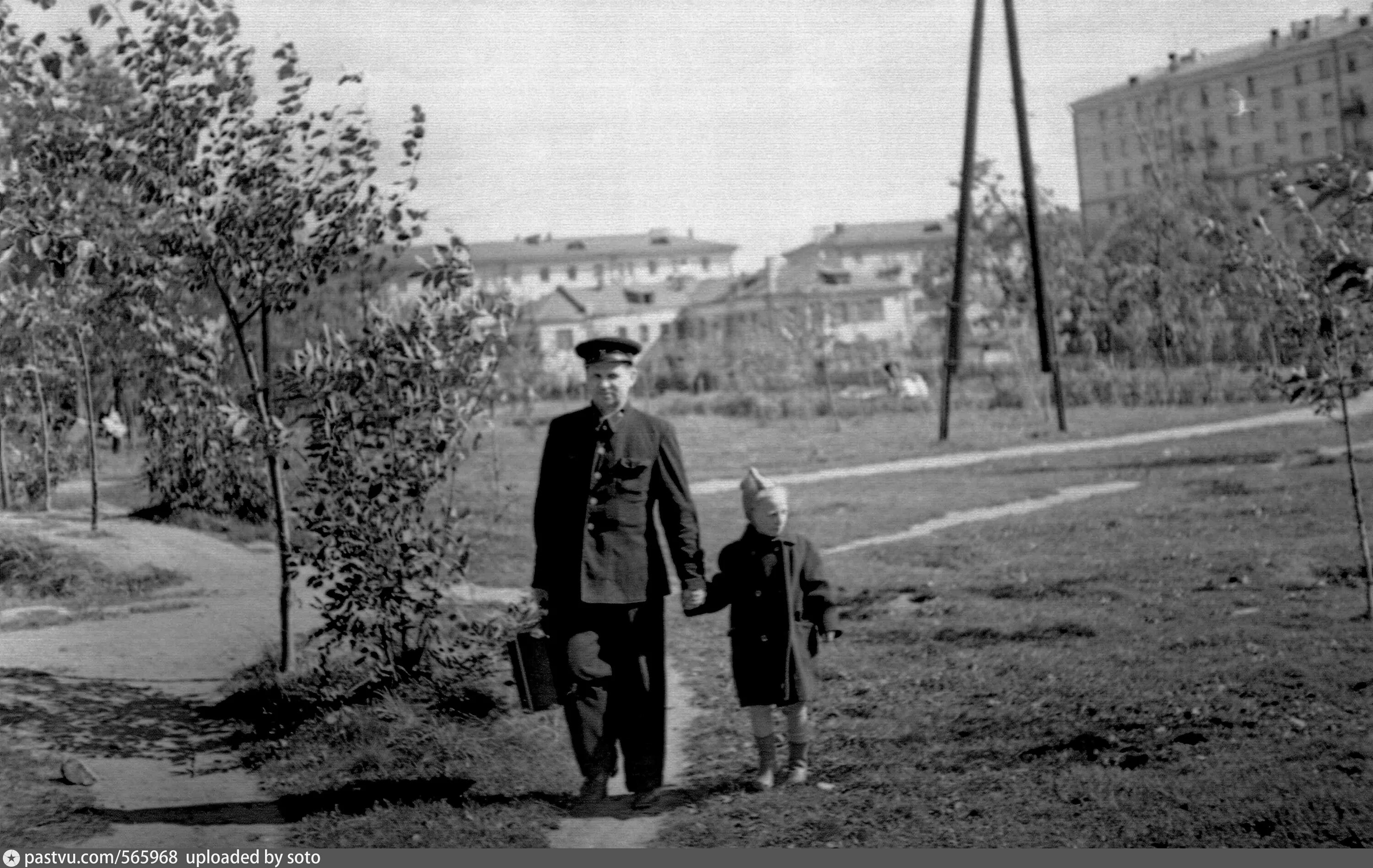 Улица рабочий поселок. Школа 1156 в Кунцево. Кунцево ул Неделина 1957 год фотографии. Москва улица Неделина старые фото. Школа 1156 старые фото.