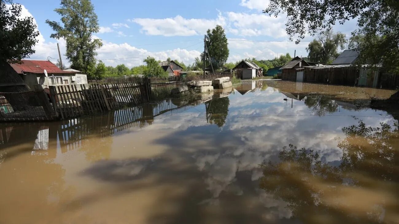 Сростки уровень воды сегодня. Паводок в Барнауле 2023. Наводнение на Алтае. Село Сростки река. Подтопление Алтайский край.