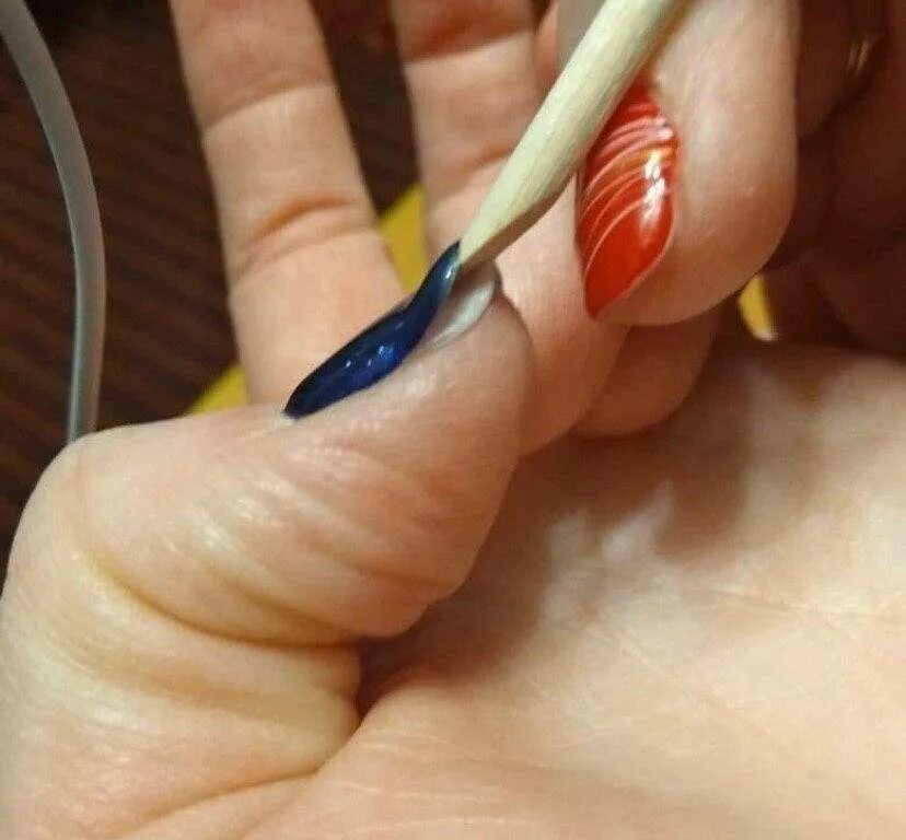 Почему гель быстро отслаивается от ногтя. Отслойки гель лака. Отслойки на ногтях гель лака. Скол гель лака.