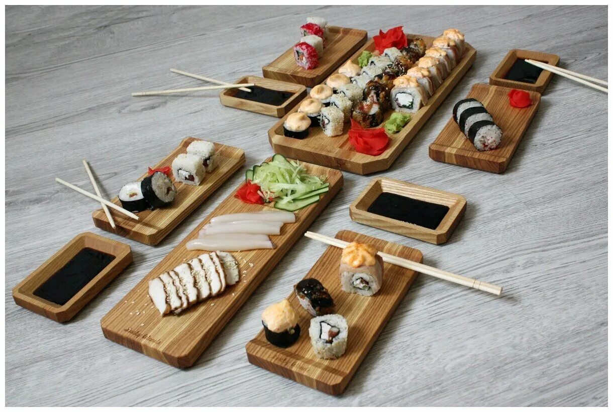 Доска для роллов. Доска для подачи роллов. Роллы на деревянной доске. Дощечка для роллов. Разделочная доска для мяса.