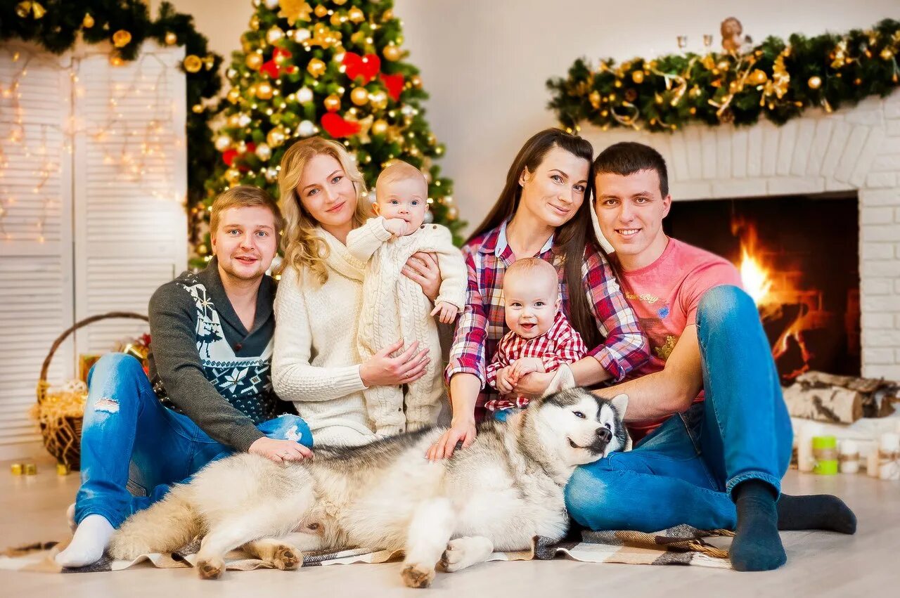 Счастливая многодетная семья. Счастливая семья. Семья в домике. Михаил трухин сериалы стс. Разные поколения.