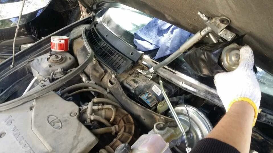 Стеклоочистителя приора замена моторчика стеклоочистителя. Приора 2170 2007 моторчик стеклоочистителя. Крепление трапеции дворников приора. Моторчик на дворники приора 2. Моторчик дворников приора с кондиционером.