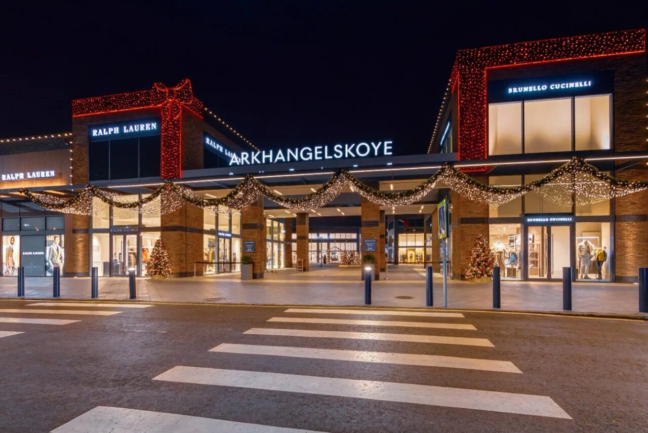 Тц outlet. Outlet Архангельское Village. Архангельское аутлет Архангельское. Аутлет Архангельское Москва. Новорижское шоссе аутлет Архангельское.