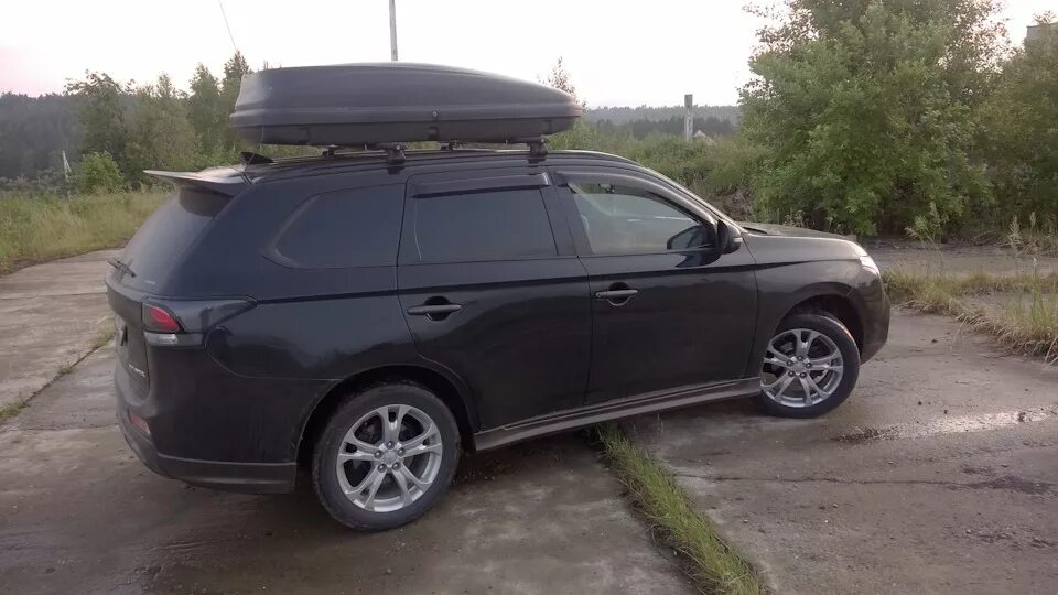 Mitsubishi Outlander 3 спойлер. Mitsubishi Outlander 2014 спойлер. Outlander 3 черный со спойлером.