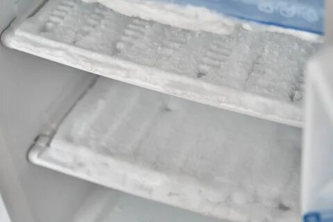 При изготовлении льда в морозильной