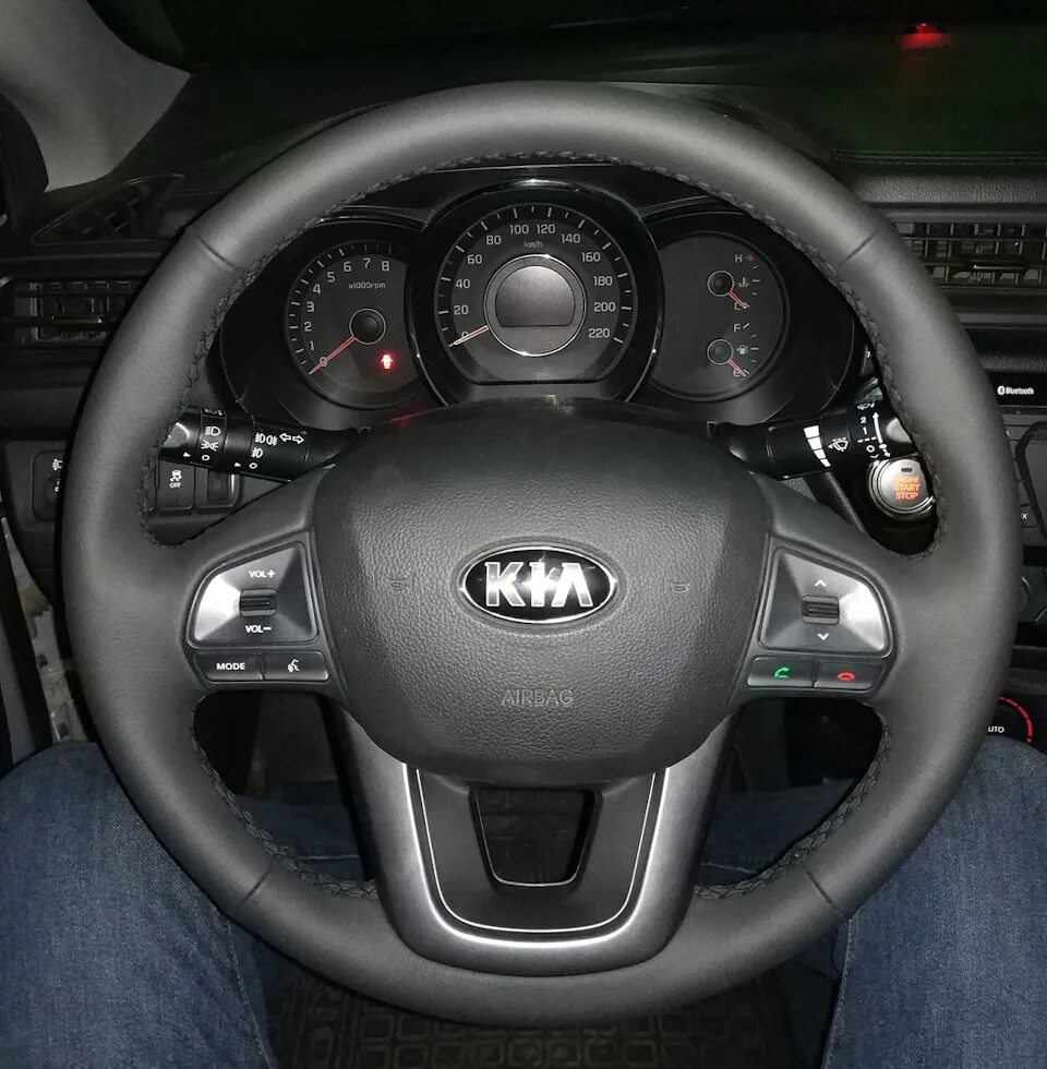 Руль в кожу lancer 9. Опель корса 2008 угол поворота руля. Тянет руль влево причины. Кронштейн руля приора. Защелка руля ниссан.