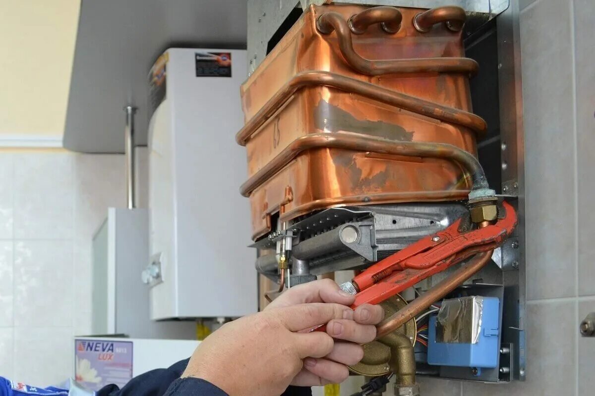 Сервис газовых котлов. Газовая колонка арай. Монтаж газового водонагревателя. Прочистка газовой колонки. Мастер по газовым колонкам.