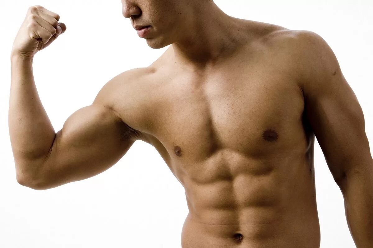 Быть сухим и сильным. Красивое мужское тело. Мужской торс. Мускулы мужчины. Спортивное тело мужчины.