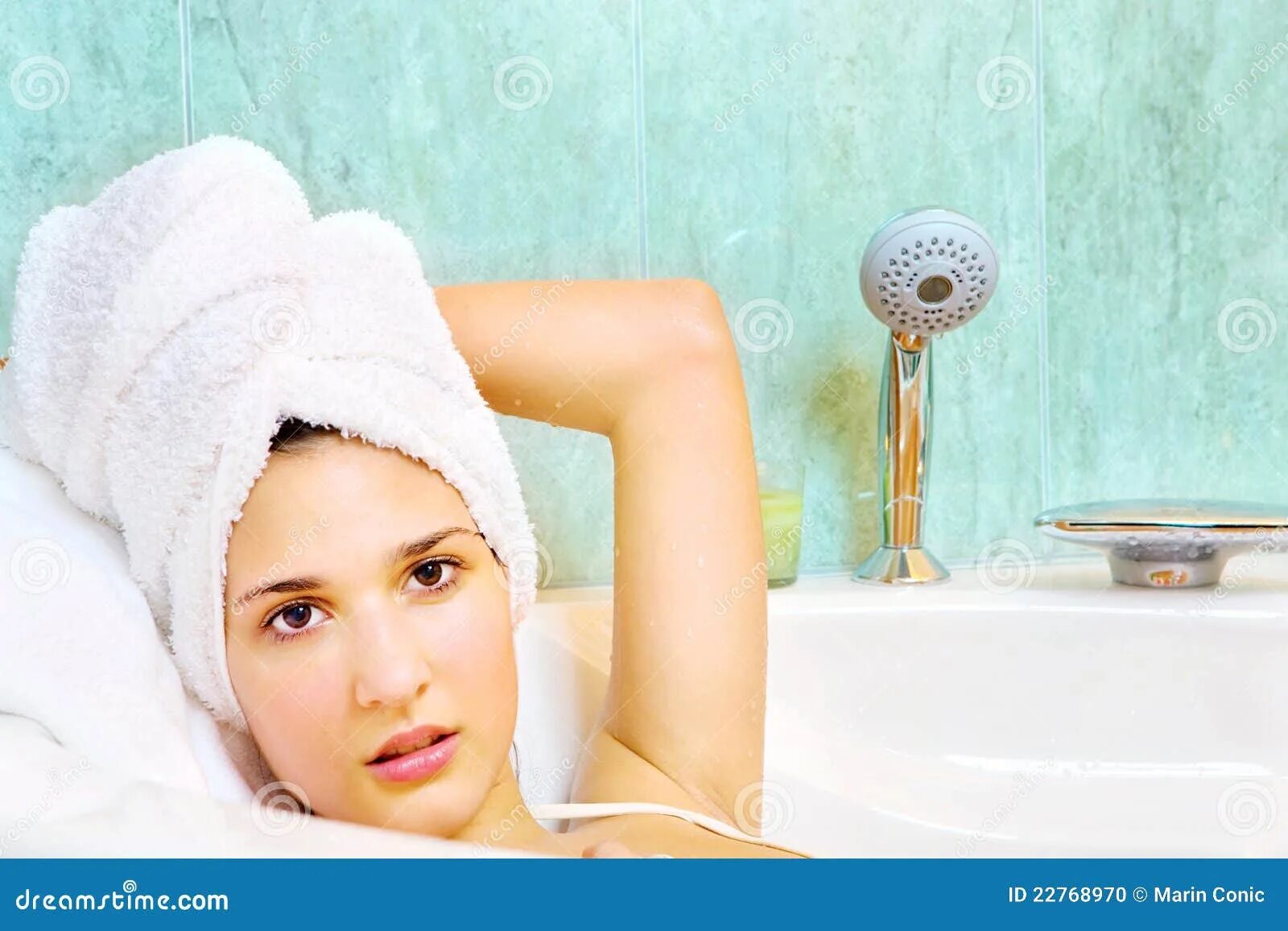 Температура после ванны. Девушка в полотенце в ванной. Женщина с полотенцем на голове. Девушка после ванной. Мытая голова в полотенце.