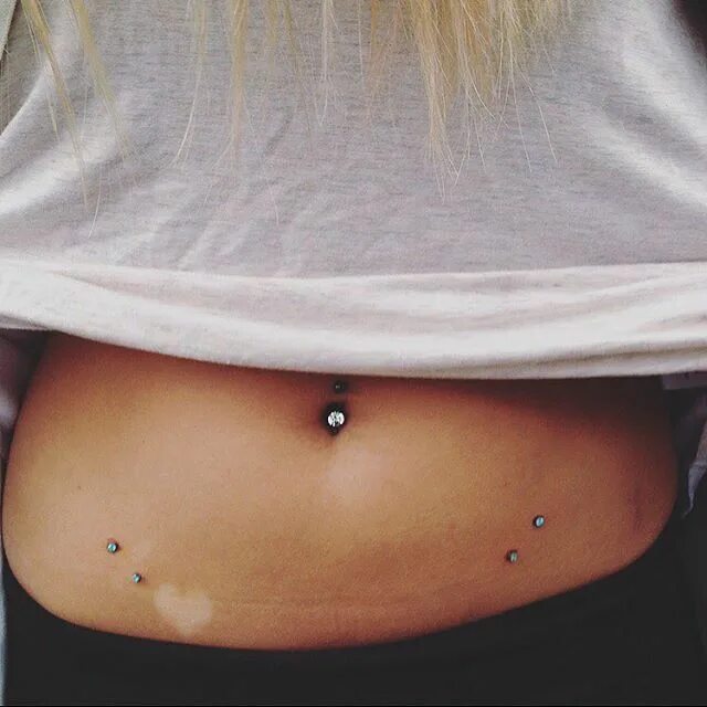 Маленькая грудь с пирсингом. Необычный пирсинг груди. Парни с проколотыми сосками. Женский интимный пирсинг. Пирсинг сосков.