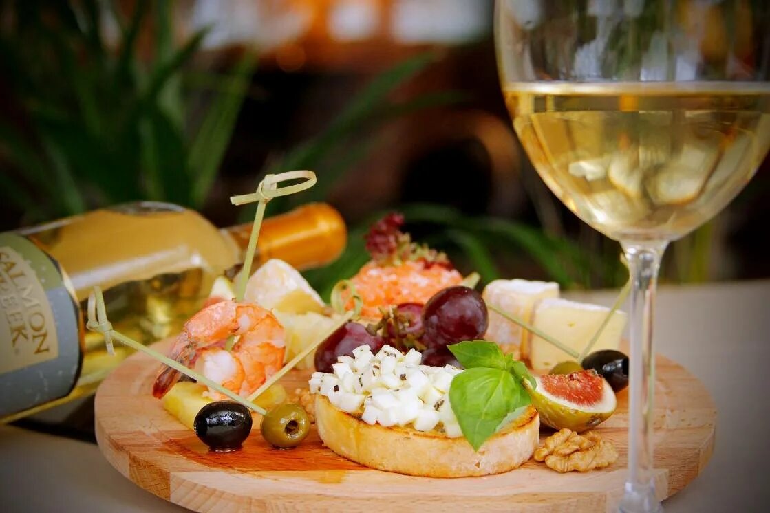 Стейк рибай и вино. Блюда к красному вину. Закуски под вино. Ужин с красным вином. Закуски к вину.