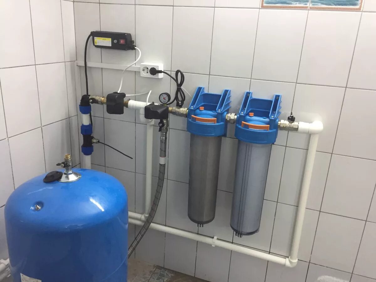 Автономная система водоснабжения. Водопровод в частном доме. Система водоочистки в кессоне. Комплект оборудования скважины. Обвязка насосной станции.