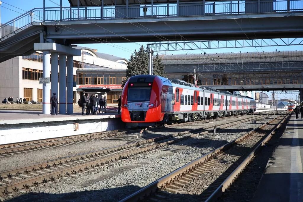 Электричка челябинск екатеринбург ласточка. Ласточка Курган Екатеринбург. Электричка Ласточка Челябинск. Поезд Ласточка Курган. ЖД вокзал Ласточка Челябинск.