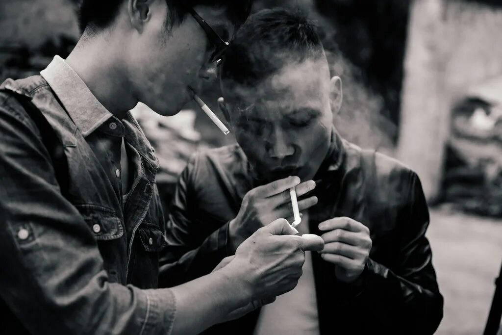 Курящий подросток. Подросток с сигаретой. Двое парней курят. Что купить подростку.