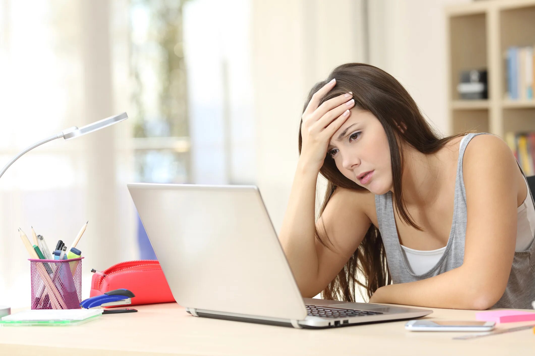 Интернет устал. Девушка с ноутбуком. Женщина перед компьютером. Девушка перед ноутом. Женщина перед ноутбуком.