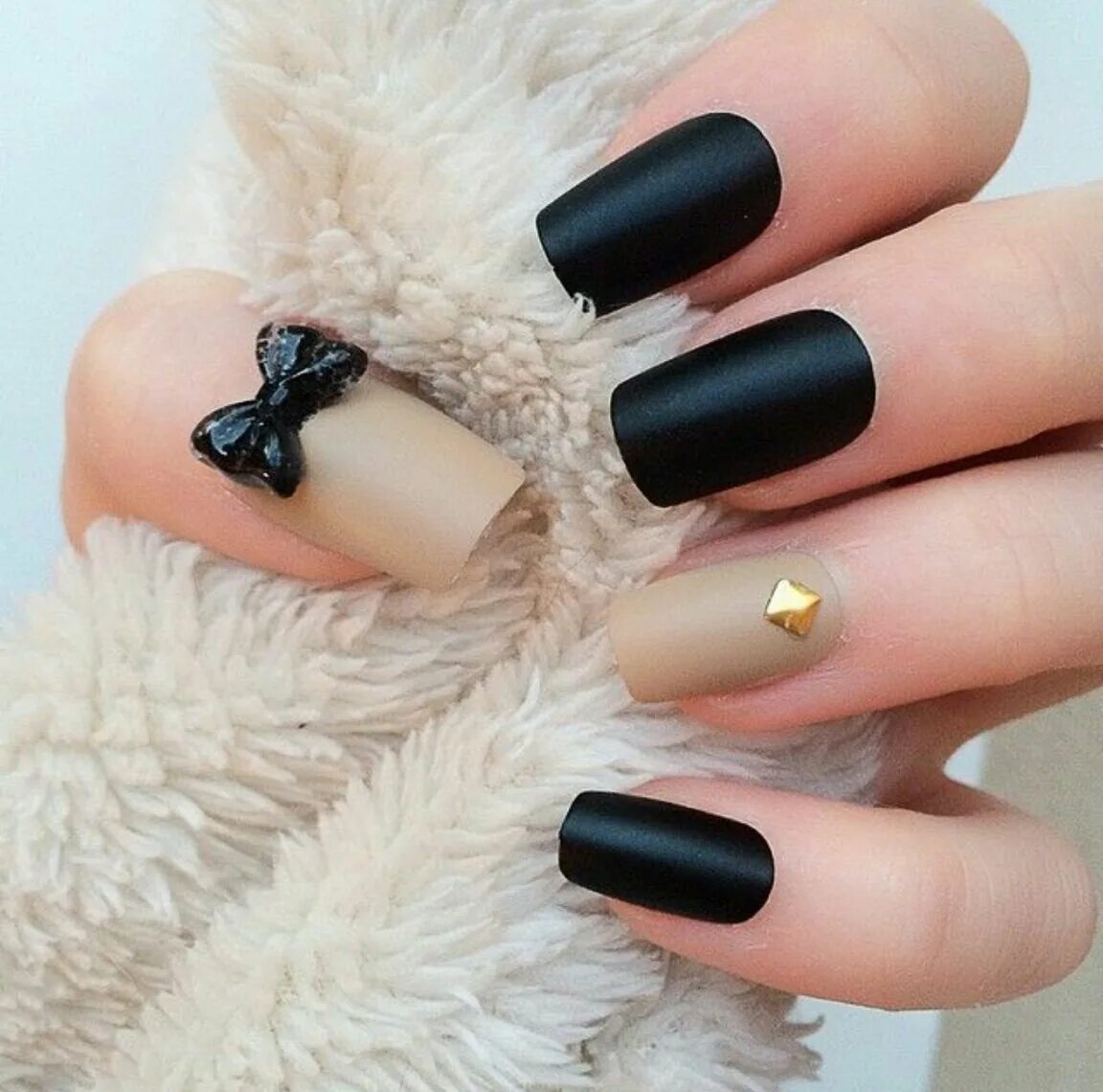 бежевый с черным. темный маникюр. черно бежевый маникюр. матовые ногти. маникюр в бежевых тонах на короткие ногти.