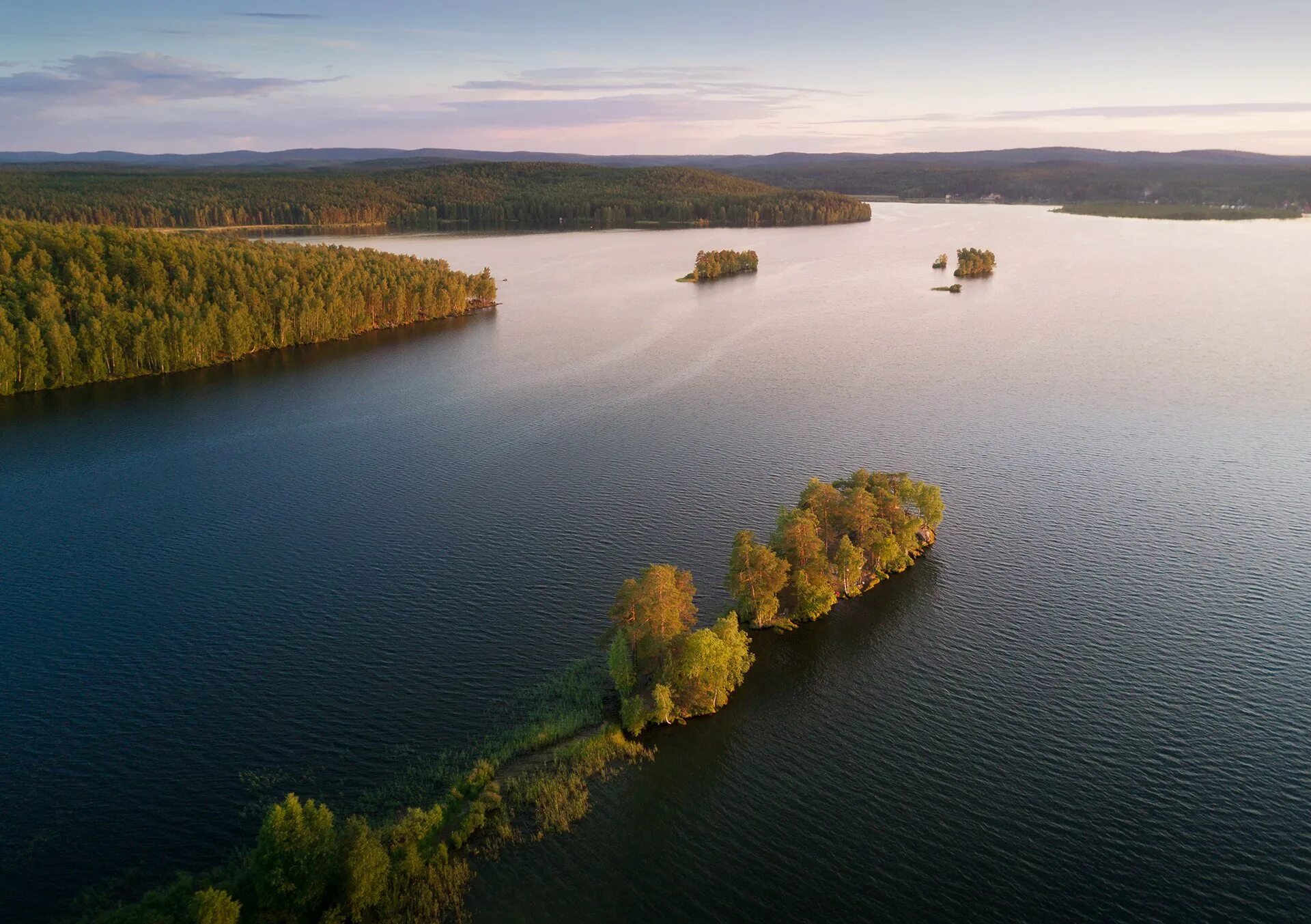 Озеро Таватуй Свердловская область. Озеро Таватуй Урал. Новоуральск озеро Таватуй. Острова на озере Таватуй.