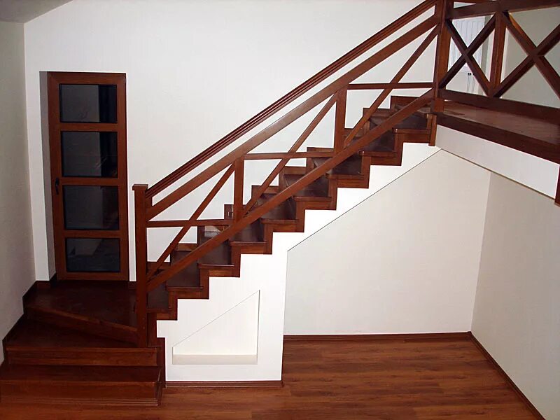 Куплю сходи. Ограждение для лестницы из дерева. Лестница деревянная. Перила деревянные для лестниц. Лестничные ограждения из дерева.