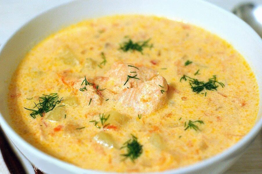 Суп семга со сливками и сыром. Сырный суп с семгой. суп с семгой и плавленным сыром. сливочный суп с семгой. сырный суп с красной рыбой.