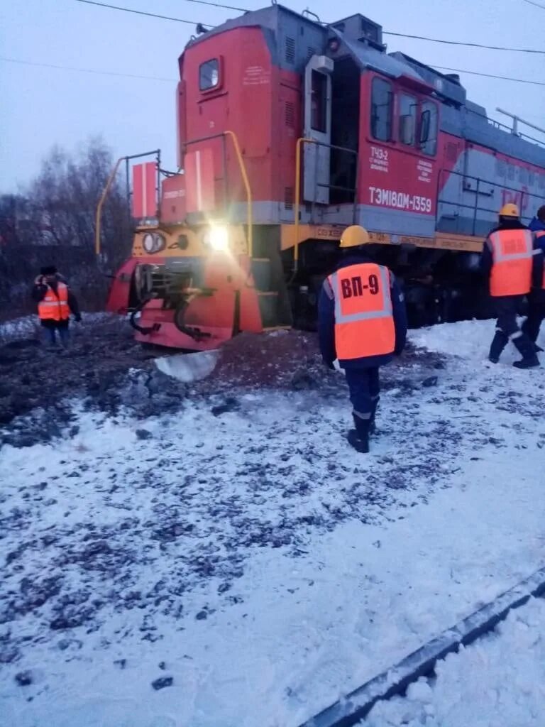 Подслушано в саянской рыбинского. Сход тепловоза. Сход электровоза. Сход с рельсов тепловоз.