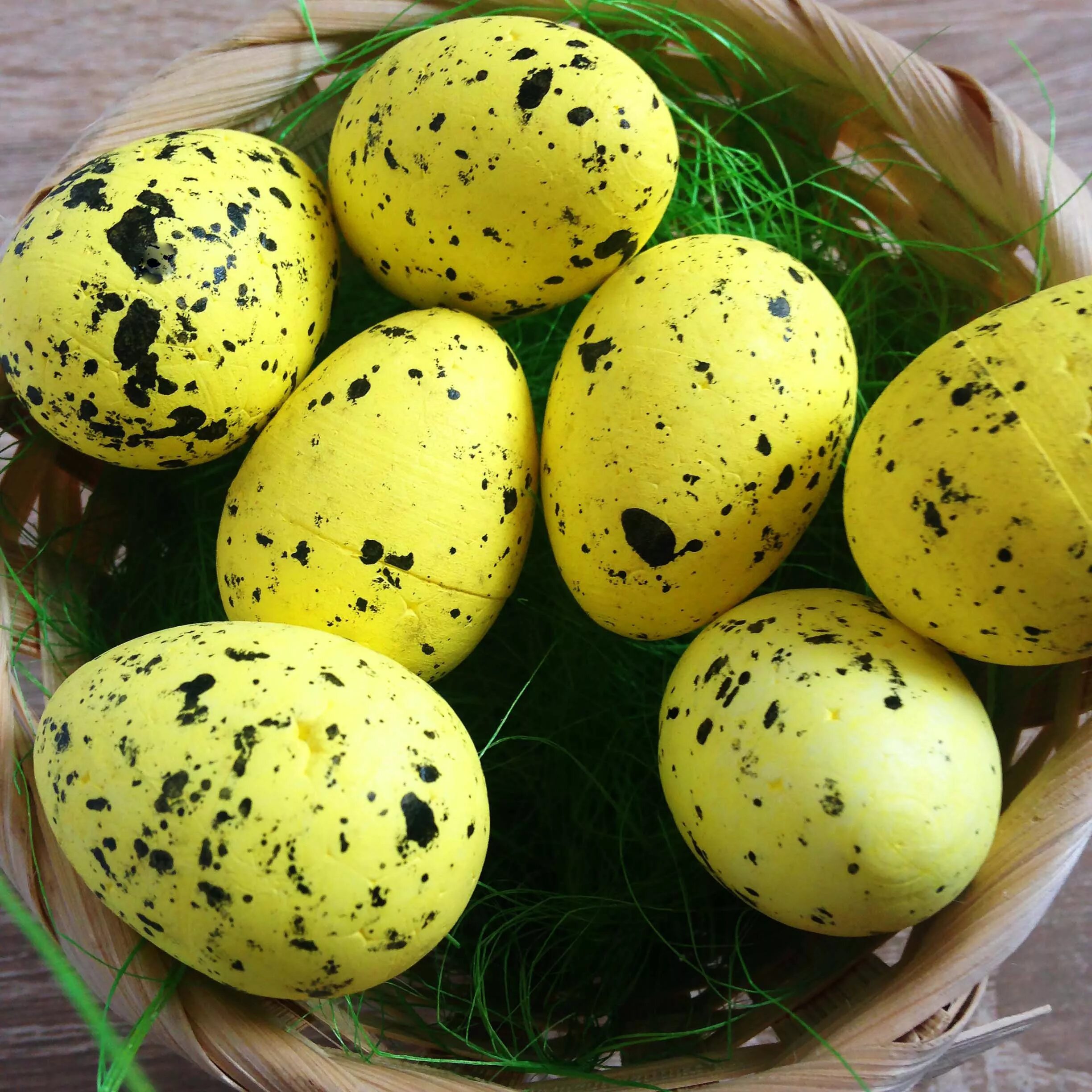 Покрасить перепелиные яйца. Пасхальные перепелиные яйца. Перепелиные яйца крашенные.