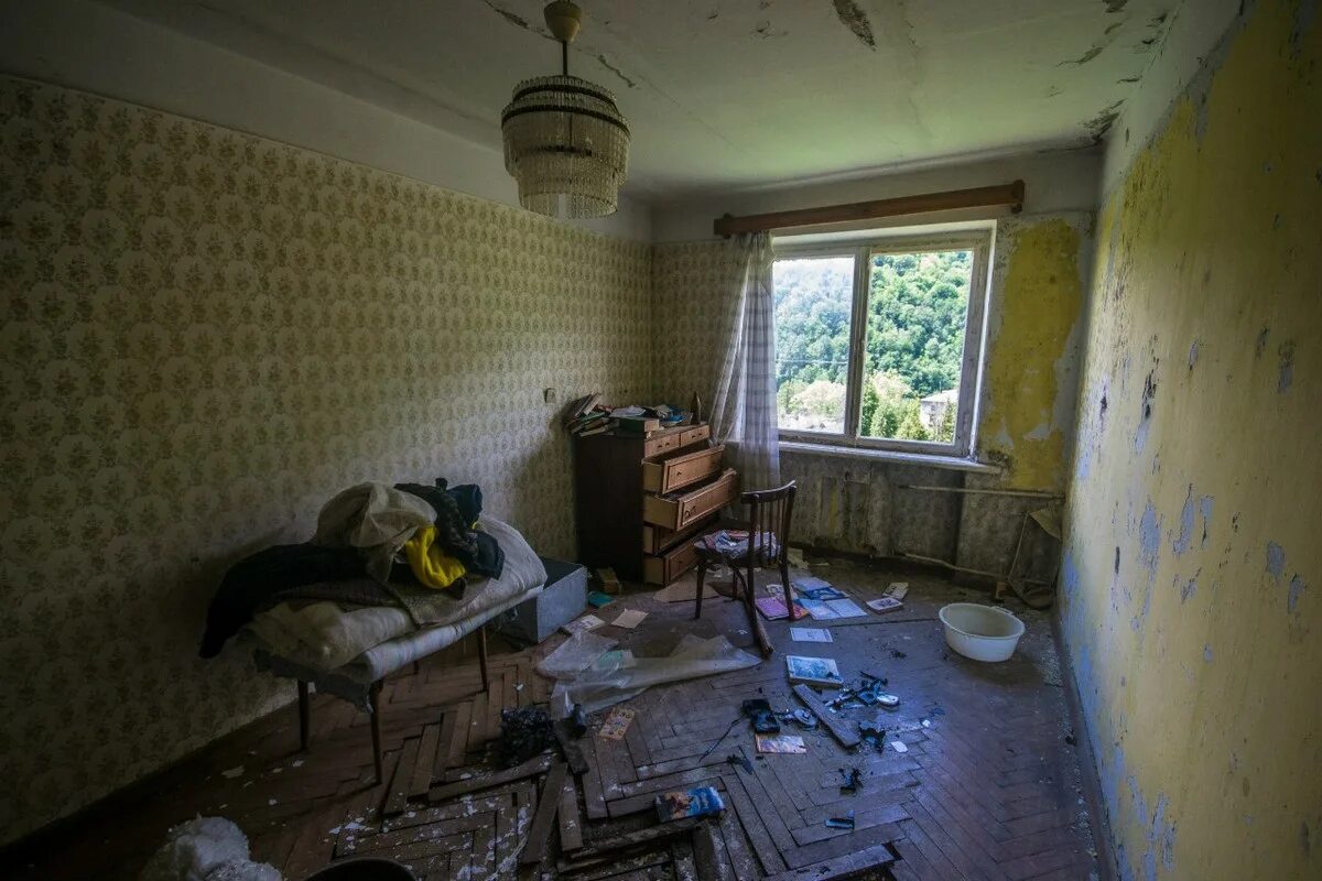 Есть в комнате плохо. Квартира в плохом состоянии. заброшенная квартира. плохая квартира. комната в плохом состоянии.