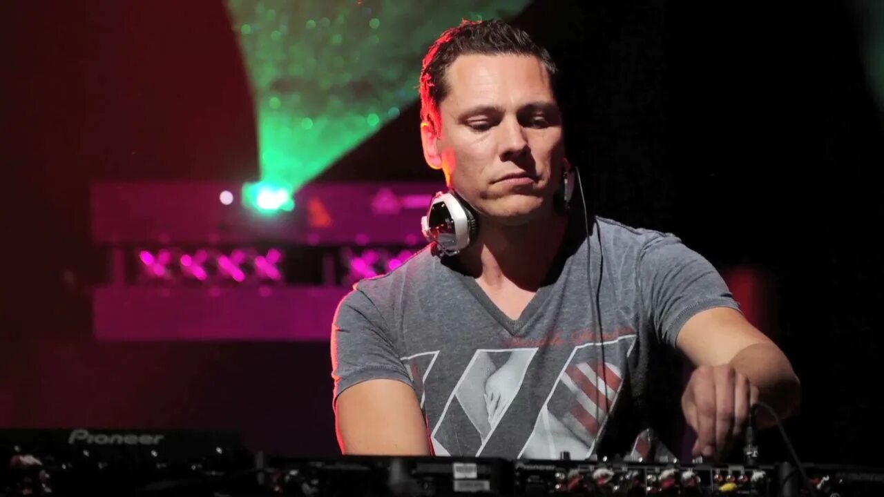 Tiesto moguai explode. Tiesto диджей. диджей тиесто фото. dj tiesto 2025. tiesto lay low.
