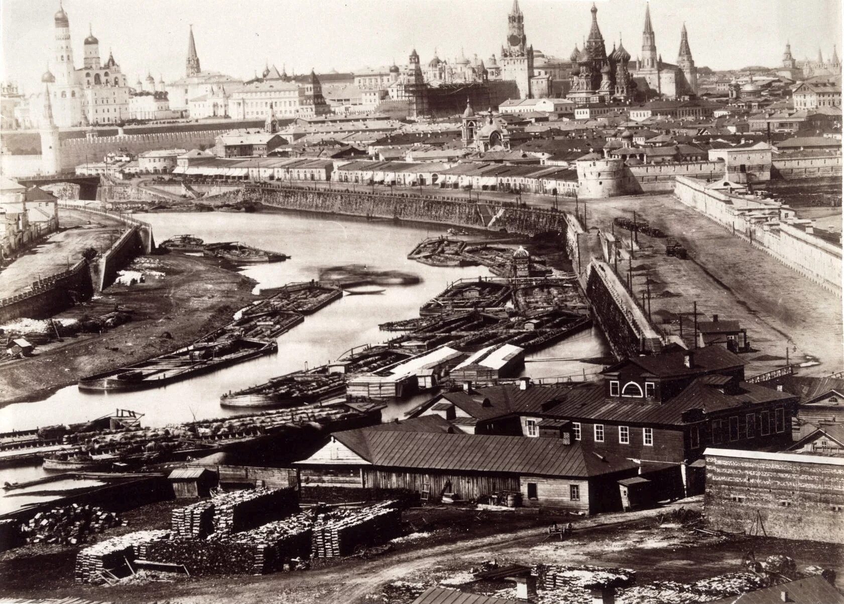 Каким был первый московский кремль. Таганский холм (Швивая горка). Москва река 19 век. Московский Кремль 20 век. Московский Кремль 19 век.