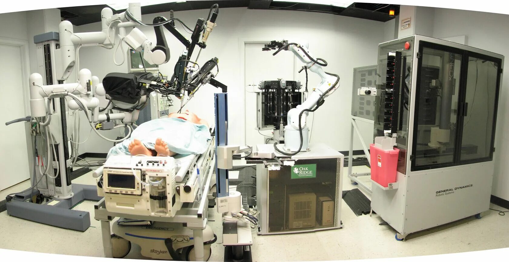 Робот делает операцию. Робот-хирург da Vinci. (2000). Медицинские роботы. Хирургические роботы. Роботизированная хирургия.