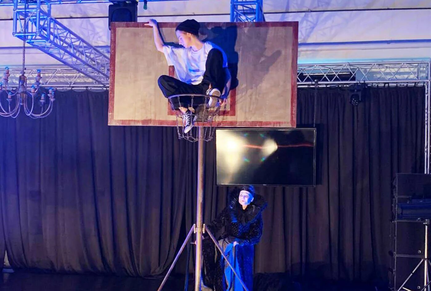 Театры москвы. Принц в корзине спектакль. Арена арт платформа. Принц в корзине спектакль. Принц в корзине спектакль.