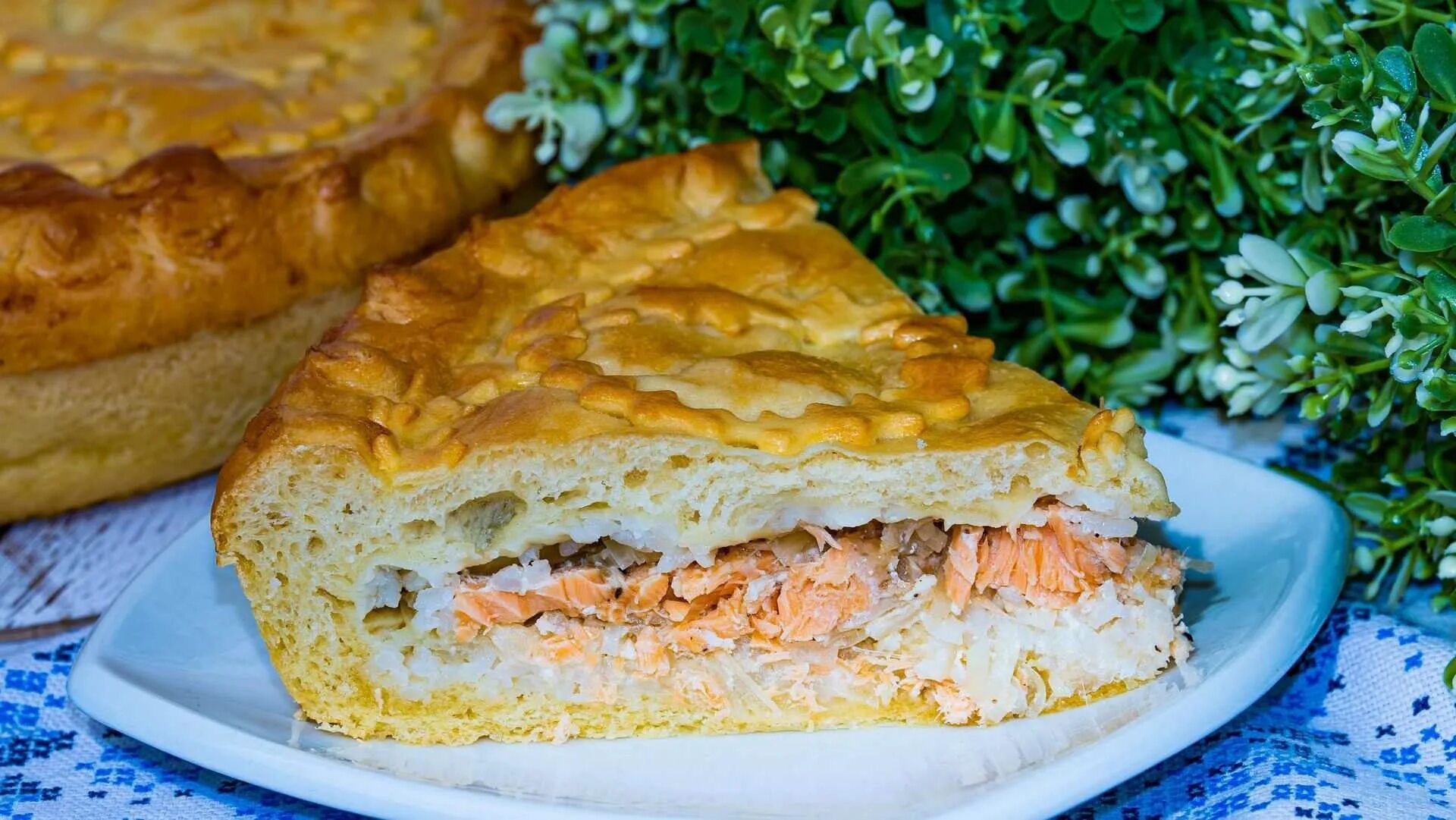 Пирог с рыбой рецепт. Сибирский рыбный пирог. Пирог с рыбой и рисом. Сибирский пирог с рыбой. Рыбный пирог с форелью.