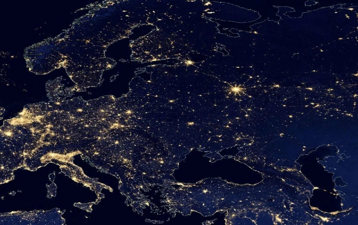 Окр мир ночью. Континент Евразия космический снимок. Снимки из космоса. Вид ночной земли из космоса. Евразия ночью из космоса.