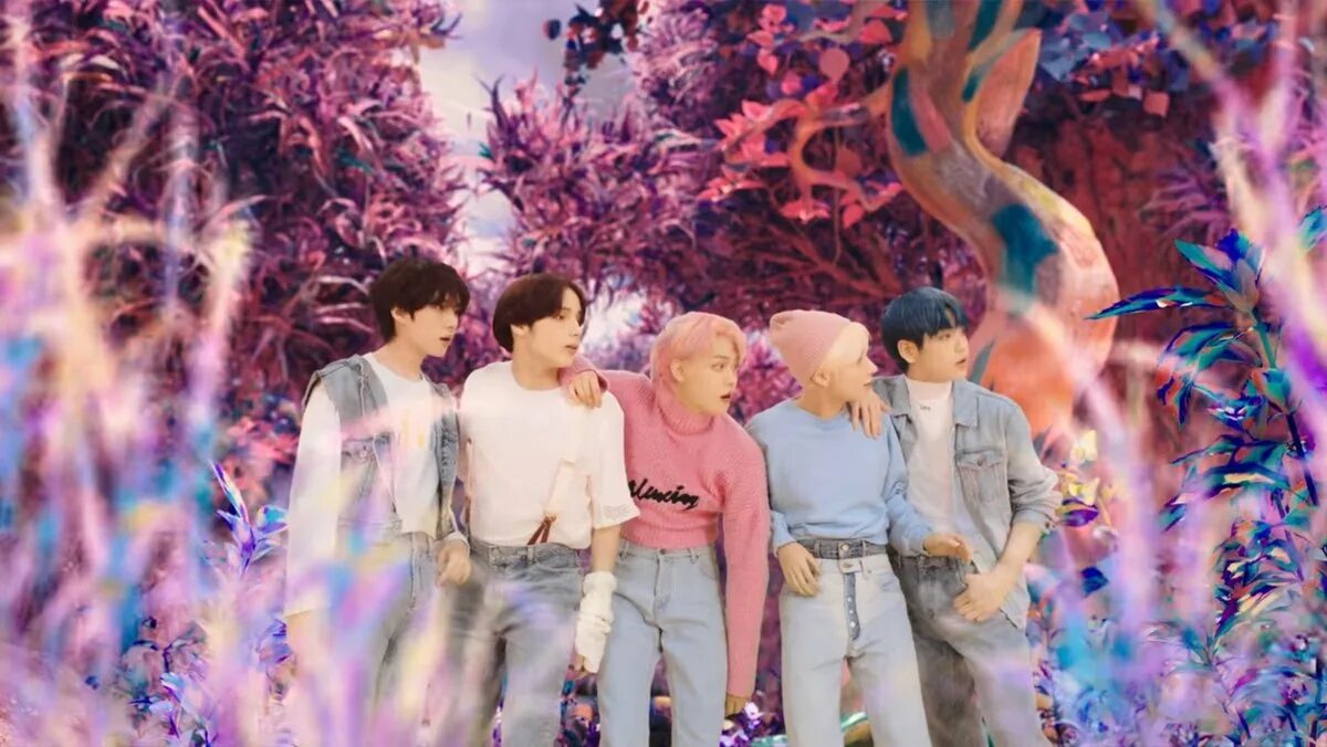 Tomorrow stops. Тхт Блу аур. Txt kpop. Txt Blue hour MV. Txt Blue hour тэхён.