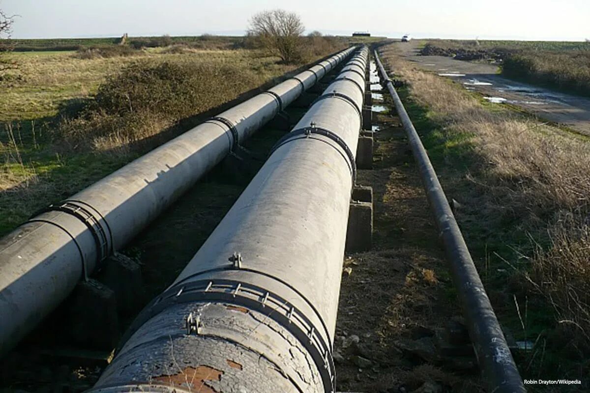 Нефтепровод или нефтепровод. Нефтепровод холмогоры клин. нефтепроводы пермского края. нефтепровод металлоизоляция. утечка нефти из нефтепровода.