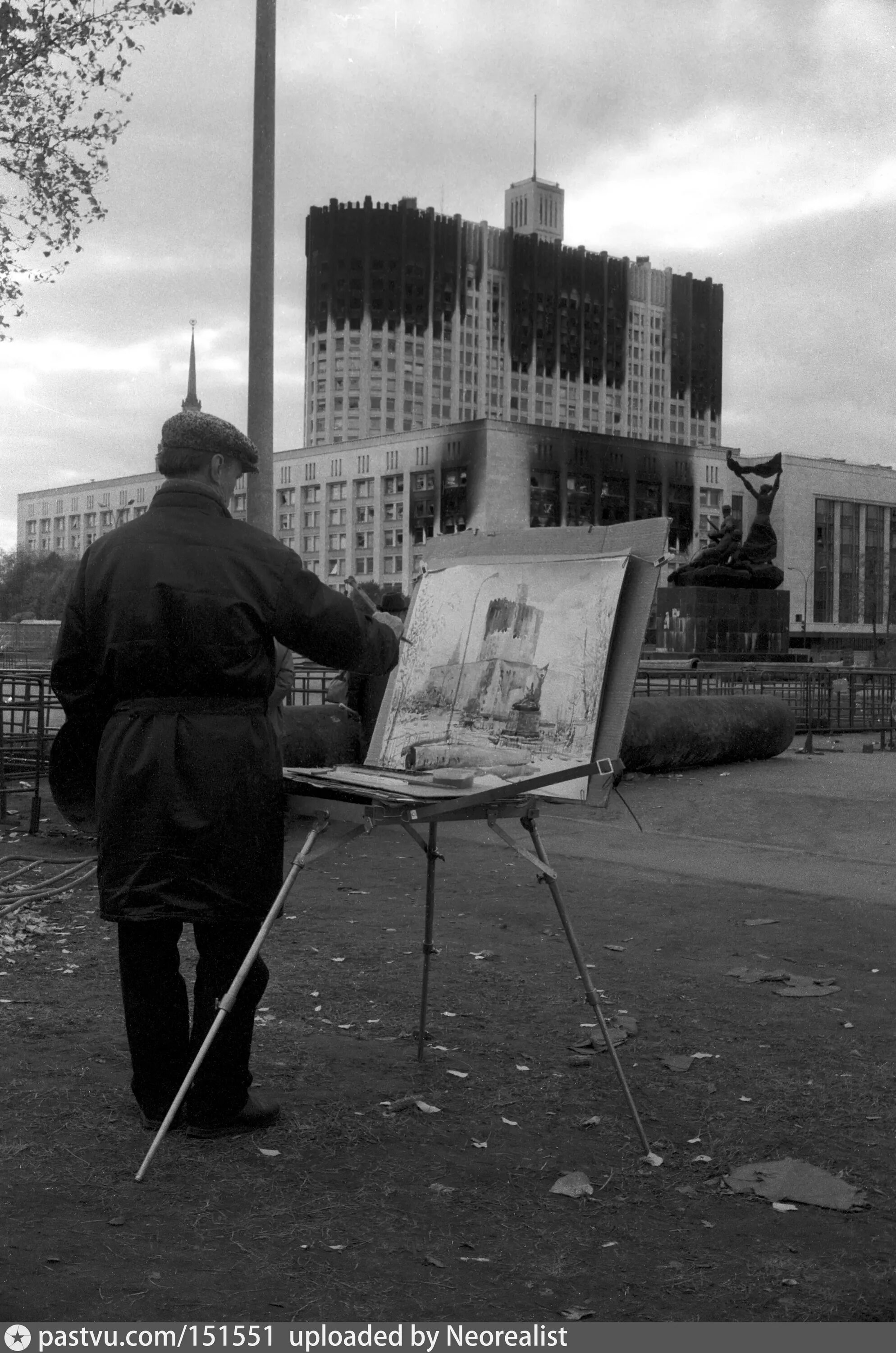 1993 обстрел белого. Белый дом в Москве 1993. Белый дом Москва 1993 обстрел. Расстрелянный белый дом 1993. Чёрный октябрь 1993.