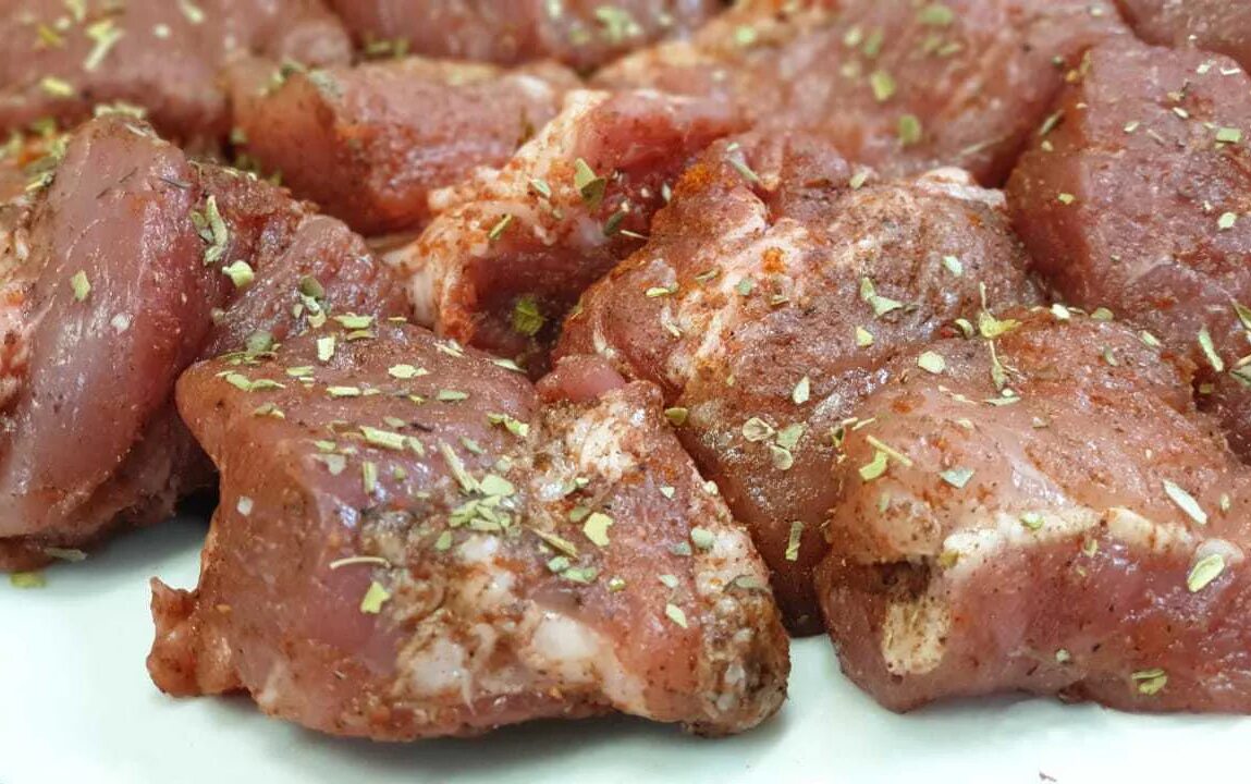 Как замариновать мясо для шашлыка из свинины в вине. Замаринованный шашлык. Куски маринованного мяса png без фона. Маринад мяса говядины на шашлык. Как вкусно замариновать мясо кусочками.