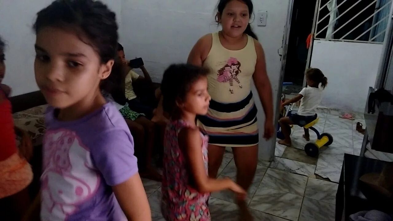 Funk mini dancando. Niñas video. Perreo minfalda. Nina calzones. Desfile infantil модели.