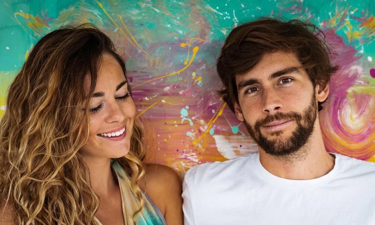 Песня sofia alvaro soler. Alvaro soler жена. альваро солер с девушкой.