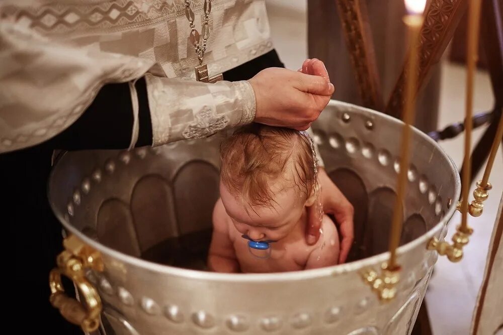 Таинство крещения. Крещение ребенка. Обряд крещения. Младенец в храме. В какие дни крестят детей в православной