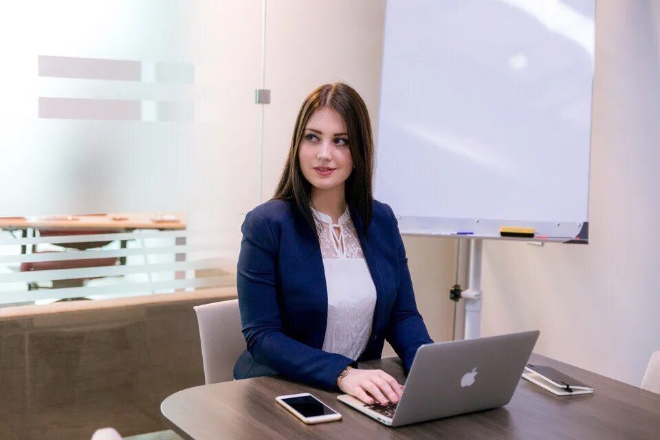 Вакансии помощника генерального. Менеджер. Вакансии помощника генерального. Помощник руководителя. Мужчина в офисе.