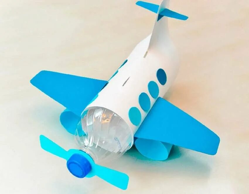 Поделка маленькому мальчику. Поделка самолет. Самолёт из пластиковой бутылки. Поделка самолет из бумаги. Самолет поделка для детей.