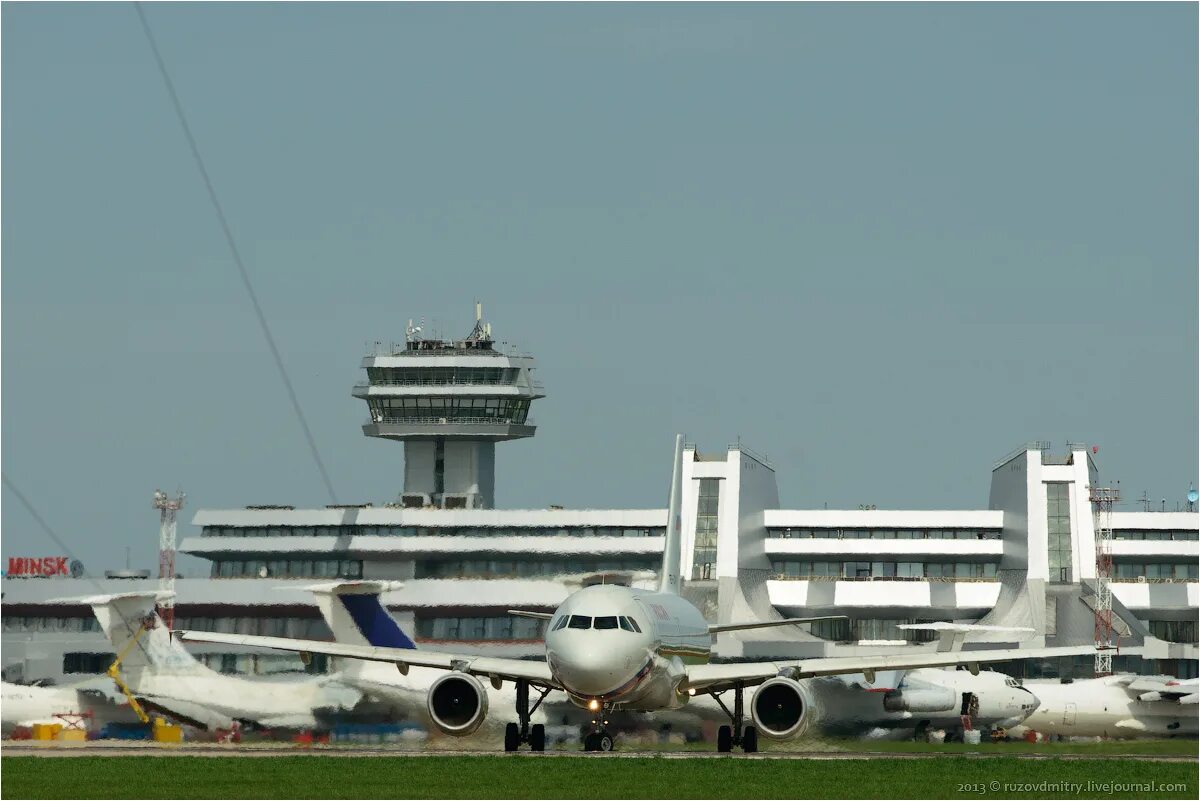 В минском аэропорту самолет. Самолеты Минск аэропорт. Самолет Минск-Внуково. Аэропорт Минск СССР. Аэропорт Минск-1 старые фото.