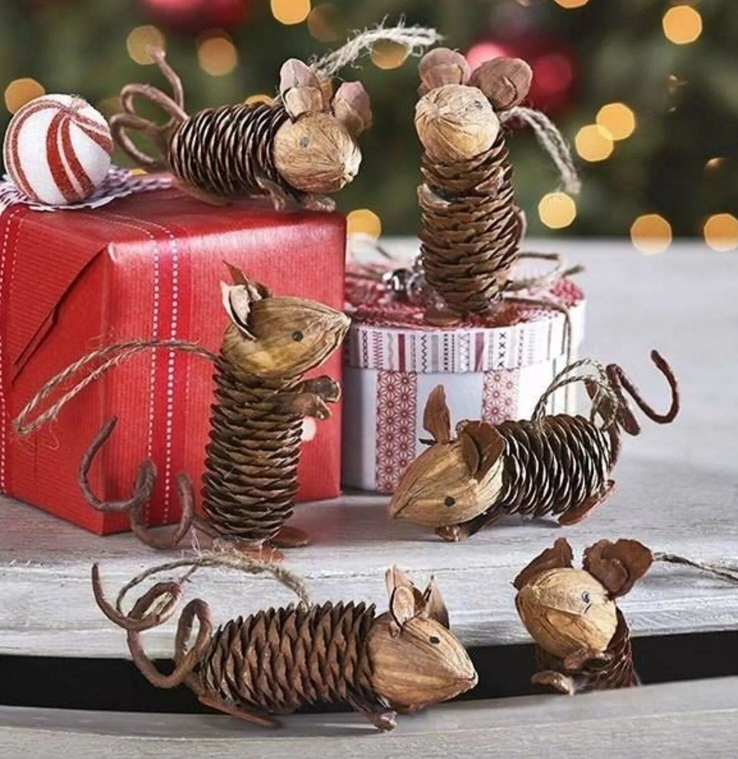 новогодняя игрушка из шишки. поделки на новый год из природного материала. поделки на новый год из природного материала. елочные игрушки из еловых шишек. елка из шишек.