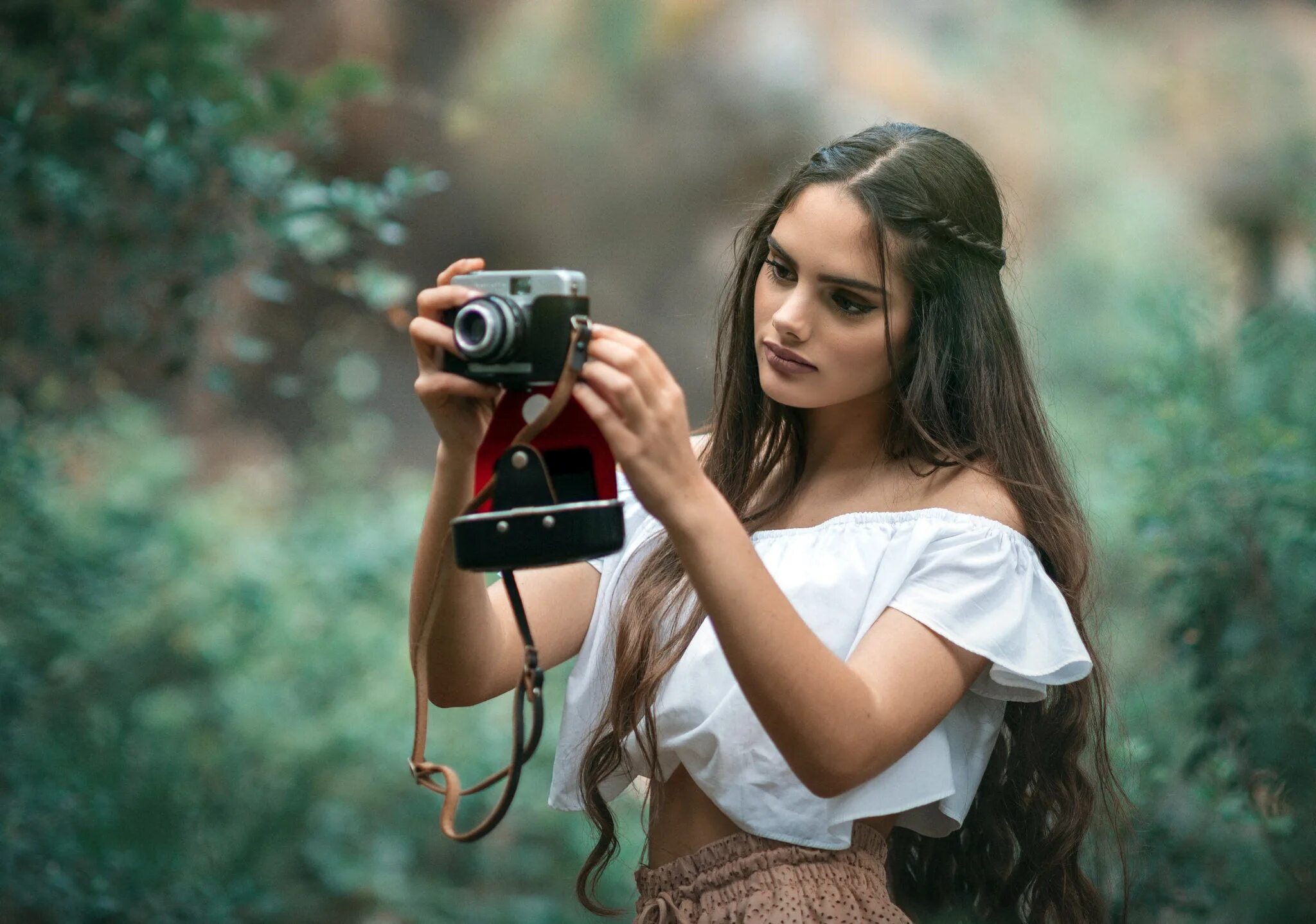 Камера девчонок. Rosa Ortega. Девушка с фотоаппаратом. Совушка с фотоаппаратом. Красивая девушка с фотоаппаратом.